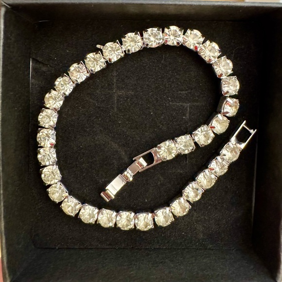 Cubic Zirconia Crystal tennis bracelet NEW in box - Picture 3 of 8